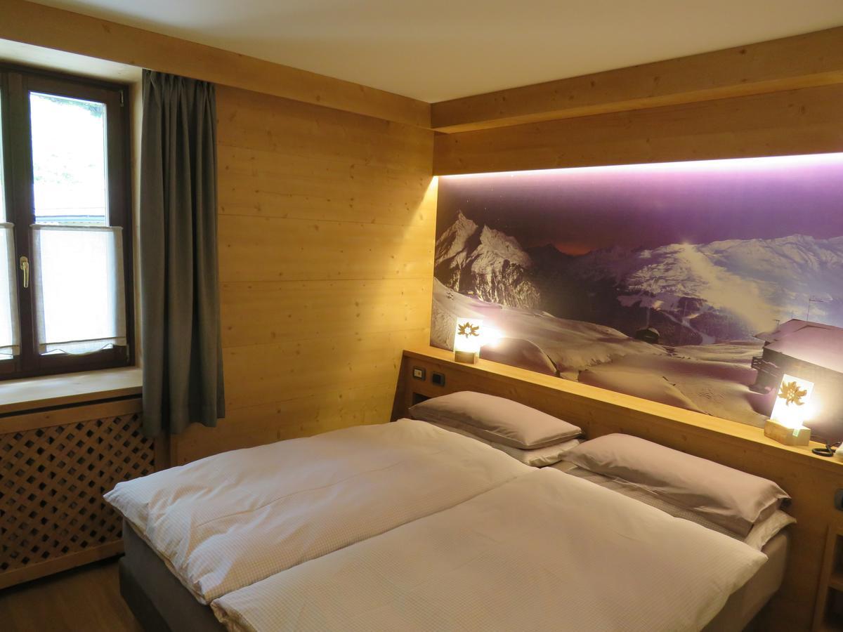 Hotel Compagnoni サンタ・カテリーナ・ヴァルフルヴァ エクステリア 写真
